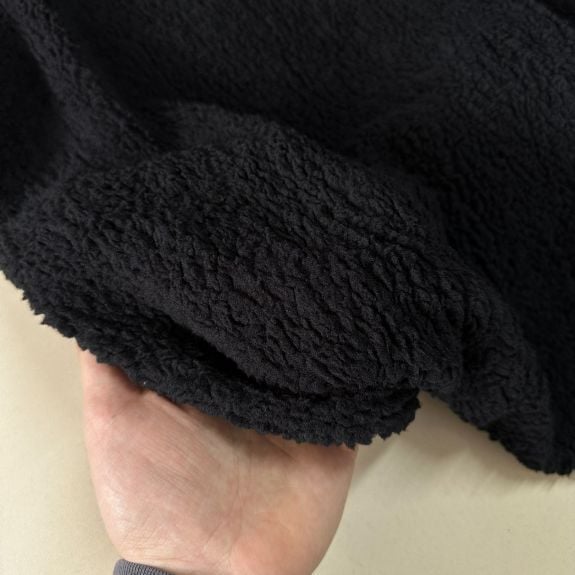 Siyah Kuzu Tüyü Peluş