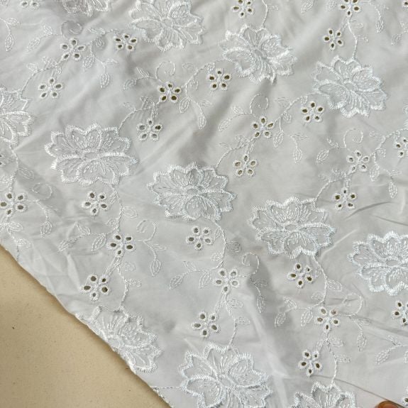 Beyaz Çiçekli Fisto Kumaş