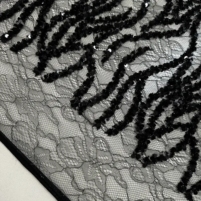 Siyah Sarmaşık Desenli Pullu Dantel