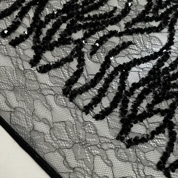 Siyah Sarmaşık Desenli Pullu Dantel