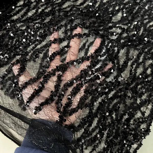 Siyah Sarmaşık Desenli Pullu Dantel