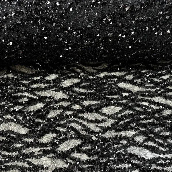 Siyah Sarmaşık Desenli Pullu Dantel