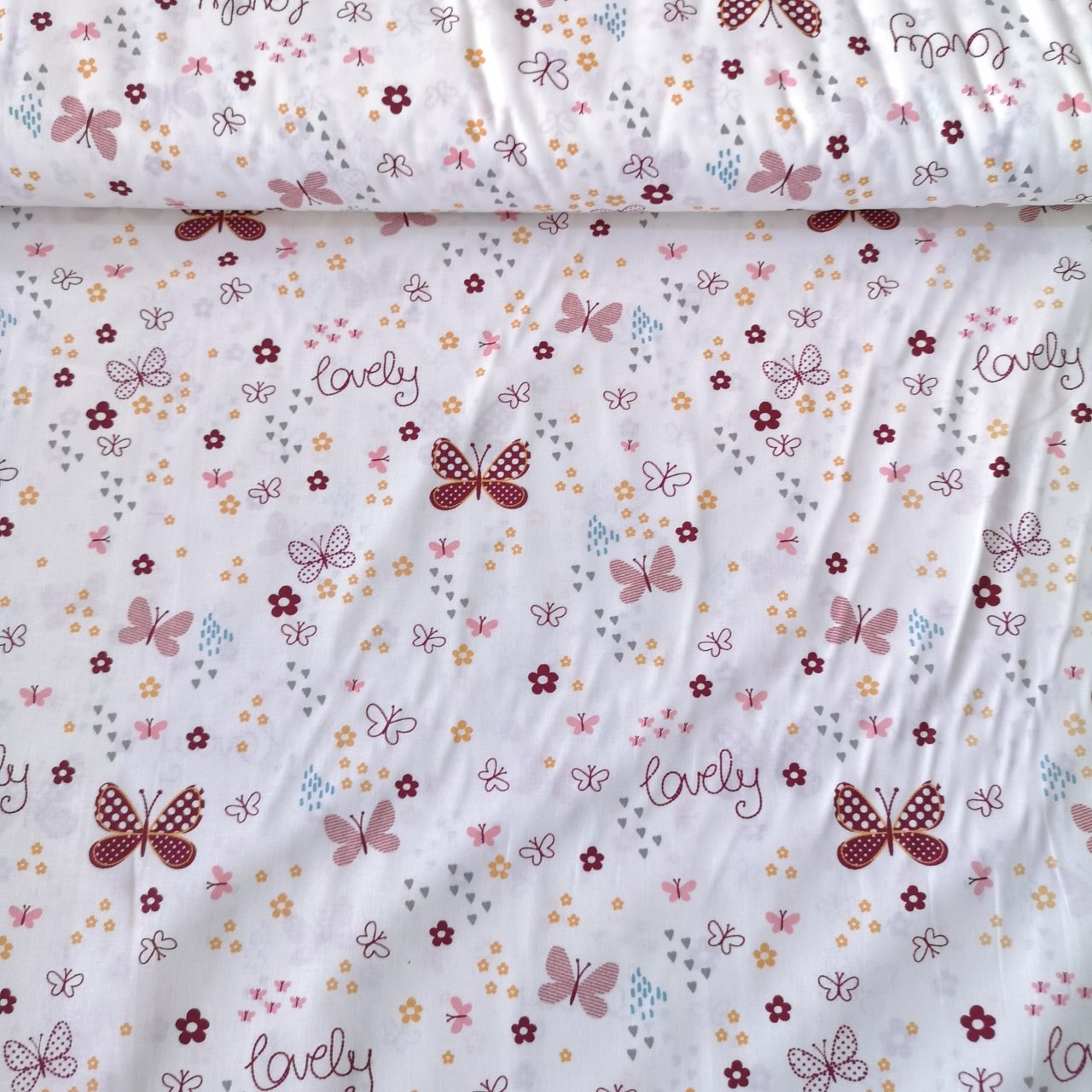 Minik Kelebekler Ve Çiçekler Poplin Kumaş Bordo